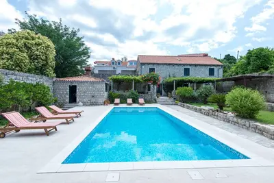 Image de Propriété avec piscine, trouvaille rare à distance de marche de la vieille ville