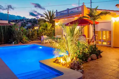 Image de Piscine privée, Smart Tv, Wifi, emplacement merveilleux, accueillant et confortable.