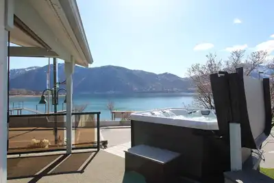 Image de Lakeview home w / wrap-around deck, accès facile au lac, bain à remous privé, et plus encore!