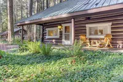 Image de Cabane en rondins restaurée avec porche classique - près de la rivière, des sentiers, des sources chaudes, etc.