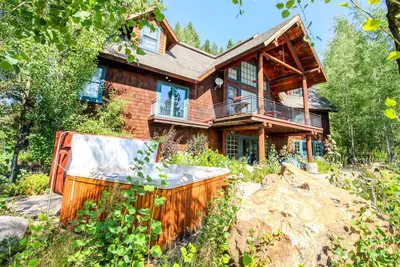 Image de Cabine spacieuse et isolée - bain à remous privé, foyer au bois et plus encore!