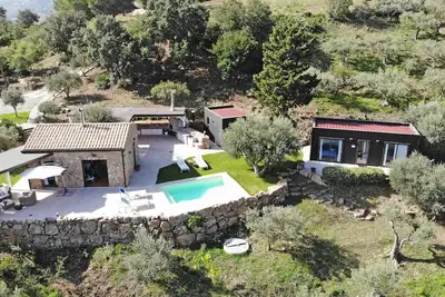Image de Villa chic avec jardin méditerranéen, piscine privée et vue imprenable sur la mer