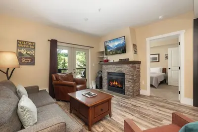 Image de Le camp de base - Lux 2bd / 2ba Base Camp One Condo avec vue sur la piste et la climatisation!