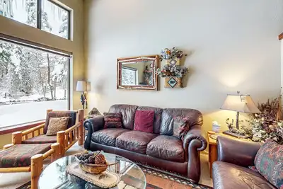 Image de Cabine en bord de rivière avec piscine commune ouverte en saison, tennis et baignoire à jets principale