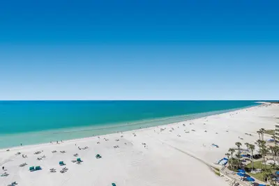 Image de Unité 150 -5 ***** Qualité! Premier étage du plus grand club 2b / 2b le plus proche de la plage!