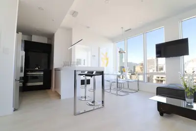 Image de Luxueux 2 Br Downtown avec des vues incroyables