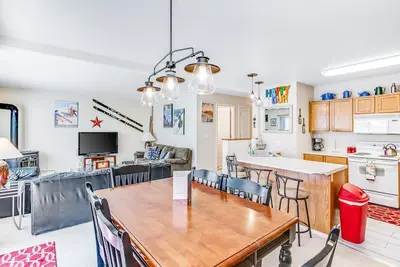 Image de Condo bien situé avec terrasse privée et accès au tennis, piscine partagée et bain à remous