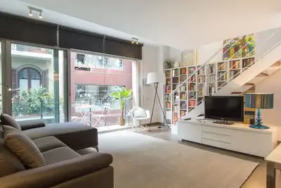 Image de duplex confortable avec piscine dans une rue calme à côté de paseo de gracia