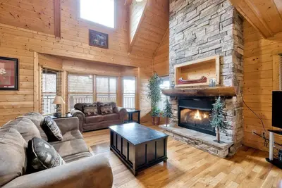 Image de Pet Friendly Cabin w / Wrap-Around Deck, salle de jeux et WiFi.