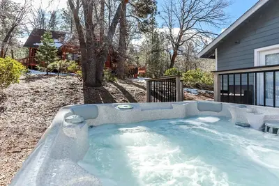 Image de * Retraite Centrale Moderne ~ Hot Tub ~ Décoration fraîche ~ Clôturé