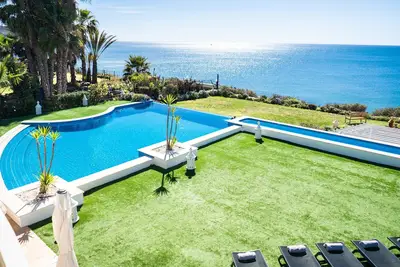 Image de Luxueuse villa avec piscine et vue mer imprenable