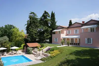Image de Villa de luxe sur le lac de Garde à Lazise. Vue sur le lac et piscine privée