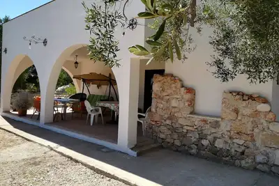 Image de Villa Raffaela (réserve marine de Torre Guaceto) entre mer et oliviers centenaires