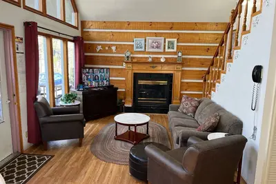 Image de Situé sur un ruisseau de montagne avec une vue magnifique sur la rivière. Vous êtes à seulement 29 pieds de l'eau.