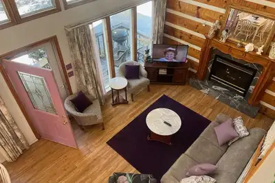 Image de Situé sur un ruisseau de montagne avec une vue magnifique sur la rivière. Vous êtes à seulement 29 pieds de l'eau.