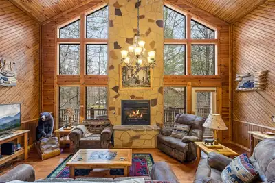 Découvrez cette magnifique cabane Gatlinburg accueillante pour les animaux de compagnie avec 2 Br / 2ba chacune avec baignoire Jacuzzi séparée.