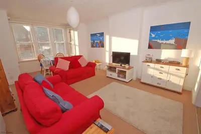 Image de Cet appartement au premier étage est à quelques minutes du bord de mer et de la ville, un grand espace de détente