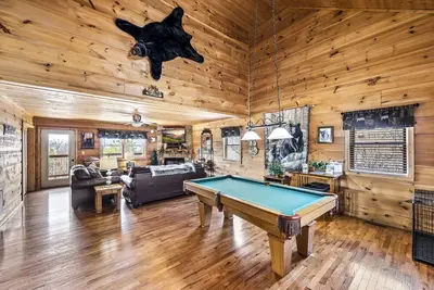 Image de Profitez de la vue panoramique sur les montagnes dans ce chalet en bois rond 3 Br / 3 Ba avec toutes les commodités. Jacuzzi