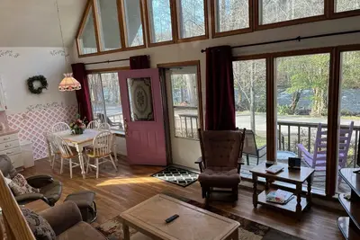 Image de Situé sur un ruisseau de montagne avec une vue magnifique sur la rivière. Vous êtes �� seulement 29 pieds de l'eau.