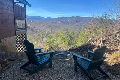 Image de Il n'y a rien de mieux que de partir dans une cabane romantique à Gatlinburg avec des vues fanatiques.