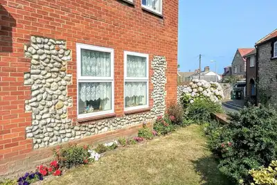 Image de 1 Driftway Court - un appartement bien aménagé au rez-de-chaussée, avec salon / salle à manger ouvert.