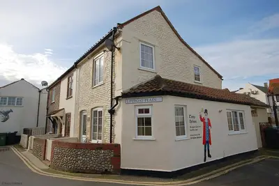Image de Scrimshaw Cottage - une charmante escapade romantique pour un couple offrant une vue imprenable sur la mer.