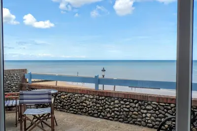Image de 3 La Promenade - une vue imprenable sur la mer, juste pour deux! Appartement rez de chaussée pouvant accueillir 2 personnes