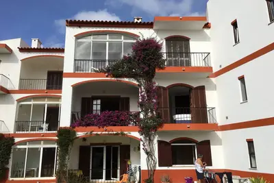 Image de Beau, spacieux 2 chambres, 2 salles de bains appartement près de Meia Praia, Lagos.