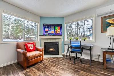 Image de Mountain View Cozy 2-Storey Chalet, 2 Br, 1. 5 Bth, Hot Tub, Bbq