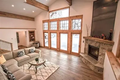 Image de Le luxe à son meilleur! Cuisine magnifique. Superbe maison mise à jour avec une vue imprenable sur Alpine Meadows. Situation idéale assis entre Squaw Valley et Tahoe City! ACTIVITÉS Gratuites Tous Les Jours!