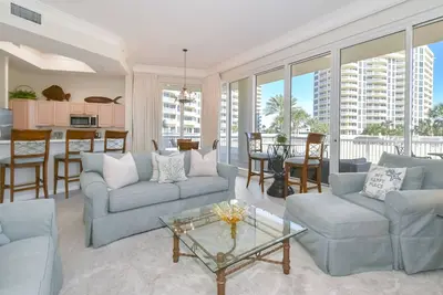 Image de Grand condo au niveau du hall avec accès au patio à la plage et à la piscine!