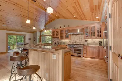 Image de Timber Wolf - Spacieux 4 Br 2. 5 Bath sur la côte ouest