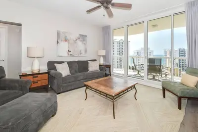 Image de Condo à thème tropical à aire ouverte avec balcon privé! 🌴