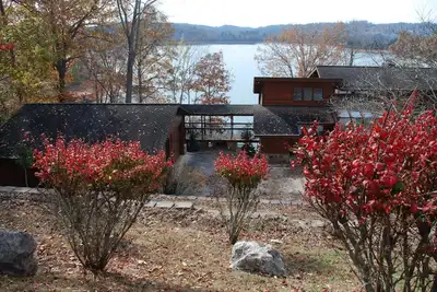 Image de \"Sunset Shores\" Maison en bois rond privée au bord du lac à Deerfield Resort, 16 personnes