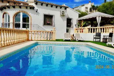 Image de superbe villa rénovée de 3 chambres, piscine privée, clim, wi-fi 300mb, parking