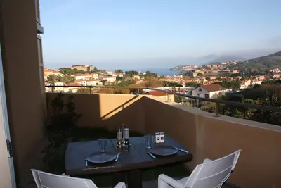 Image de Appartement offrant vue panoramique sur la montagne et la mer