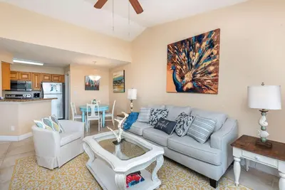 Image de Promenade à la plage de Pristine Condo