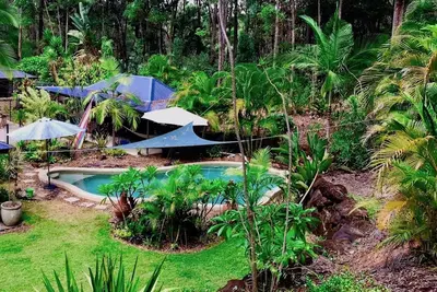 Image de Cadre forestier, piscine, cabane, grande salle de bain, Netflix / Foxtel / Wifi, lit king size