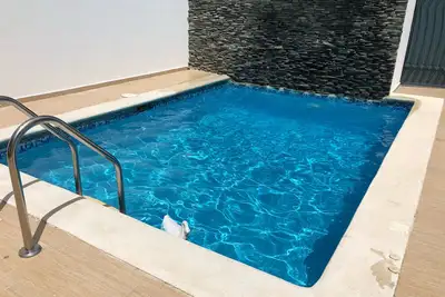 Image de Pool house moderne avec 24 portes de sécurité