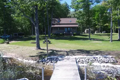 Image de Escapade paisible sur le lac intérieur entre l'île Mackinac et les roches illustrées.