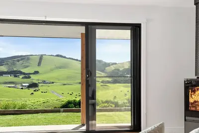 Image de Glen Tara Beach Cottage - promenade jusqu'à la plage, feu de bois, spa et piscine intérieure.