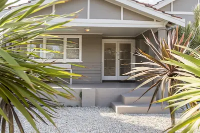 Image de Maison de 3 chambres avec lustres, dessus de banc en granit et touches art déco. Wifi inc