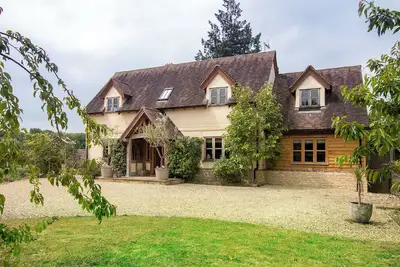 Luxueux chalet familial avec cadre en chêne avec un style intérieur contemporain