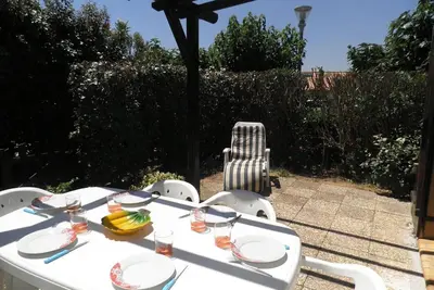 Image de Maison 2 pièces/mezzanine, 6 couchages, terrasse spacieuse, piscine et parking privé à Gruissan