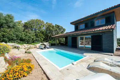 Image de Villa 'Les Oliviers' avec piscine à proximité des plages en corse du Sud