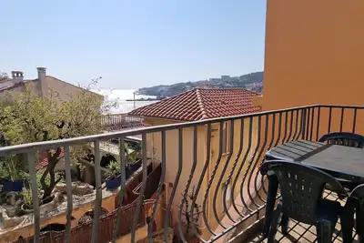 Image de F3 en centre-ville de Banyuls avec terrasse