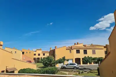 Image de Appartement T2 avec Parking et Accès Direct à la Plage