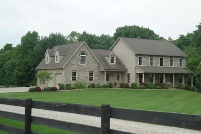 Image de Cadre champêtre paisible, à proximité des attractions de la grotte du Vieux Mans. Sunrise Apt.
