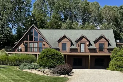 Image de Spacieux Hocking Hills Lodge / Cabine