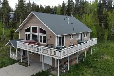 Image de Nouvellement REMODELÉ 6 Cac, 3 lits King, sur la route de la navette, bain à remous, 23 personnes!